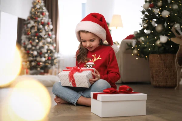 Симпатична Дівчинка Тримає Подарункову Коробку Кімнаті Прикрашеній Різдво — стокове фото