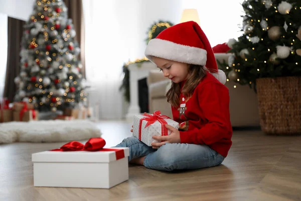 Petite Fille Mignonne Tenant Boîte Cadeau Dans Chambre Décorée Pour — Photo