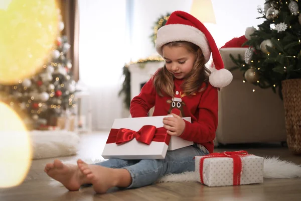 Carino Scatola Regalo Apertura Della Bambina Camera Decorata Natale — Foto Stock