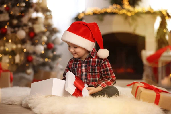 Mignon Petit Garçon Ouvrant Boîte Cadeau Dans Chambre Décorée Pour — Photo