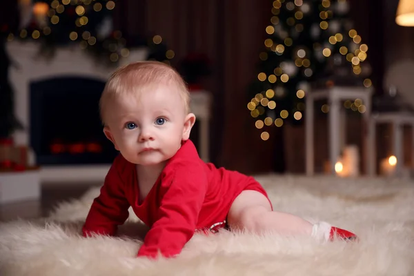 Bebé Bonito Vestindo Macacão Vermelho Chão Casa Celebração Natal — Fotografia de Stock