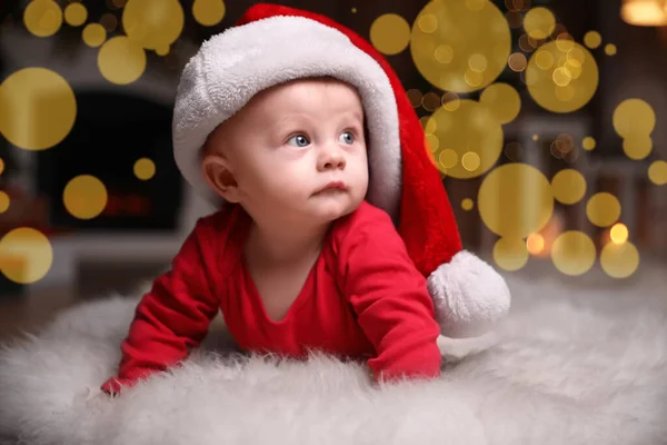 Lindo Bebé Pijama Rojo Sombrero Santa Suelo Contra Las Luces —  Fotos de Stock