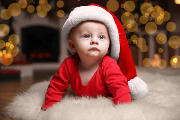 Lindo Bebé Pijama Rojo Sombrero Santa Suelo Contra Las Luces —  Fotos de Stock