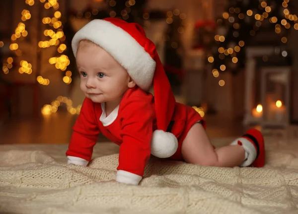 Cute Little Baby Santa Claus Garnitur Koc Przed Rozmazane Świąteczne — Zdjęcie stockowe