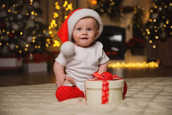 Cute Baby Santa Kapelusz Prezentem Świątecznym Podłodze Domu — Zdjęcie stockowe
