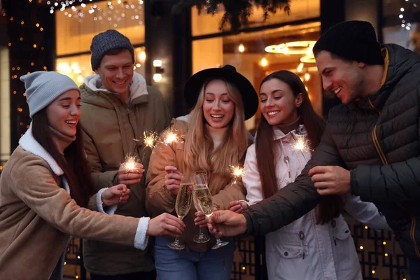 Група Щасливих Друзів Блискітками Шампанським Зимовому Ярмарку — стокове фото