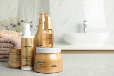 MYKOLAIV, UKRAINE - 08 Ağustos 2020: L 'Oreal saç bakım kozmetik ürünleri seti banyodaki açık gri taş masada. Metin için boşluk