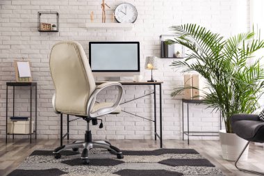 Modern ofis içinde masa başında rahat bir sandalye.