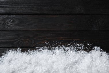 Tahta arka planda yazı için kar ve boşluk, üst manzara. Noel zamanı