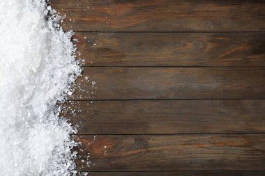 Tahta arka planda yazı için kar ve boşluk, üst manzara. Noel zamanı