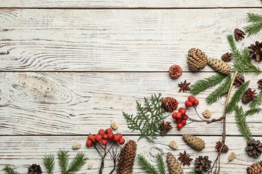 Beyaz ahşap zemin üzerinde çam kozalakları ile düz konum, metin için boşluk