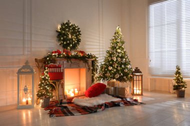 Şömineli ve köknar desenli güzel Noel temalı fotoğraf bölgesi