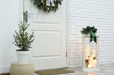 Güzel Noel feneri ve evin girişine yakın saksı ağacı.