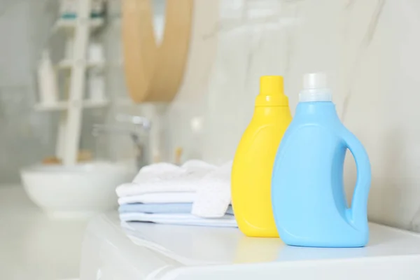 Botellas Detergente Ropa Para Niños Encimera Baño Espacio Para Texto — Foto de Stock