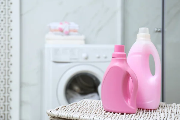 Botellas Detergente Canasta Mimbre Baño Espacio Para Texto — Foto de Stock