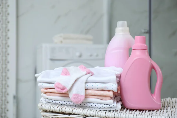 Flessen Wasmiddel Kinderkleding Rieten Mandje Badkamer — Stockfoto