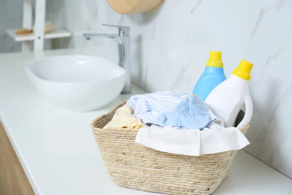 Flessen Wasmiddel Kinderkleding Het Aanrecht Badkamer Ruimte Voor Tekst — Stockfoto