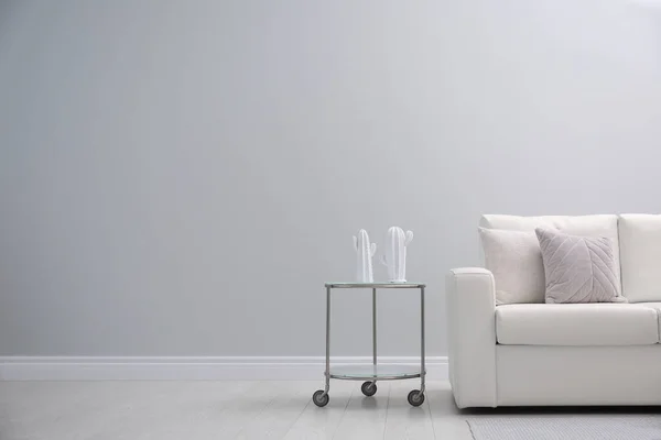 Quarto Simples Interior Com Sofá Branco Confortável Espaço Para Texto — Fotografia de Stock