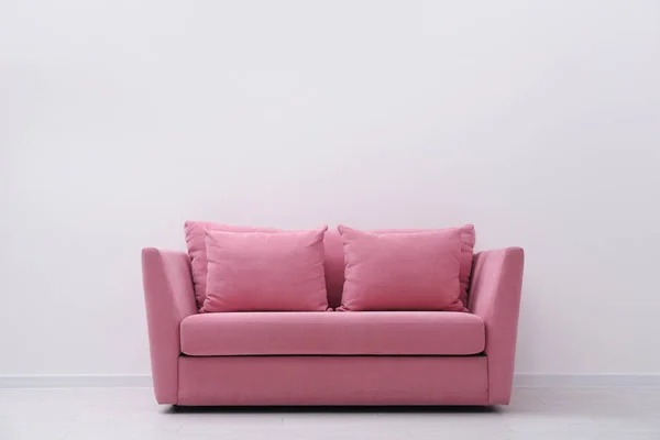 Sofa Pink Nyaman Dekat Dinding Putih Dalam Ruangan Ruang Teks — Stok Foto