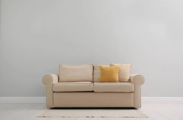 Sofa Beige Yang Nyaman Dekat Dinding Cahaya Dalam Ruangan Ruang — Stok Foto