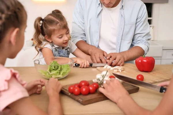 Happy Rodinné Vaření Společně Stolu Moderní Kuchyni — Stock fotografie