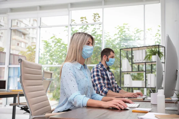 Empleados Oficina Con Máscaras Respiratorias Lugar Trabajo — Foto de Stock