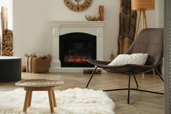 モダンな暖炉付きの居心地の良いリビングルームのインテリアの美しい景色 — ストック写真