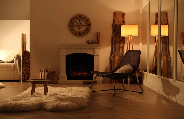 舒适的客厅内部和现代化的壁炉的美丽景色 — 图库照片