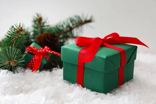 Vánoční Dárková Krabice Červenou Mašlí Jedlovými Větvemi Sněhu Mezera Pro — Stock fotografie