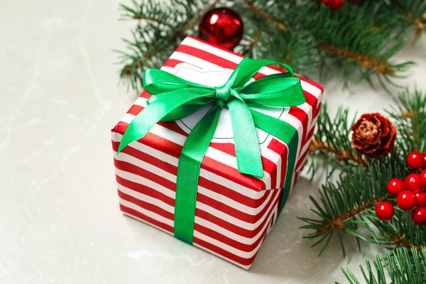 Vánoční Dárková Krabička Zeleným Lukem Slavnostní Výzdobou Lehkém Stolku — Stock fotografie