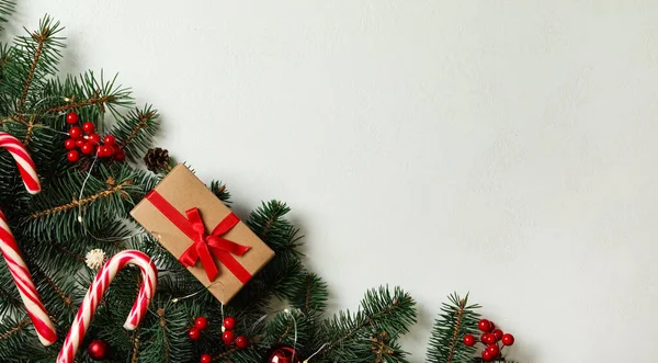 Vánoční Kompozice Dárkovou Krabicí Slavnostní Výzdobou Stole Plochý Ležel Mezera — Stock fotografie