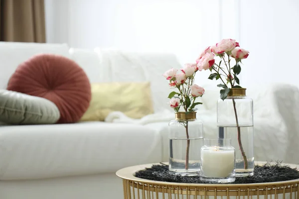 Vela Ardente Vasos Com Belas Rosas Mesa Dentro Casa Espaço — Fotografia de Stock