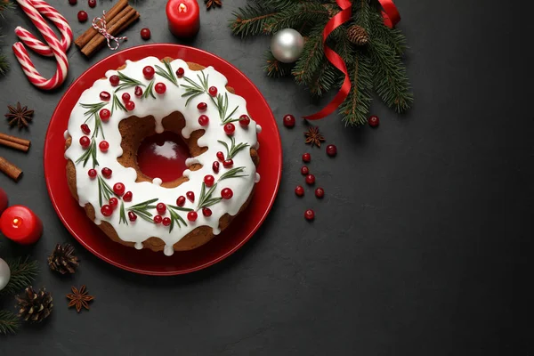 Επίπεδη Σύνθεση Παραδοσιακό Χριστουγεννιάτικο Κέικ Και Διακοσμήσεις Σκούρο Γκρι Τραπέζι — Φωτογραφία Αρχείου