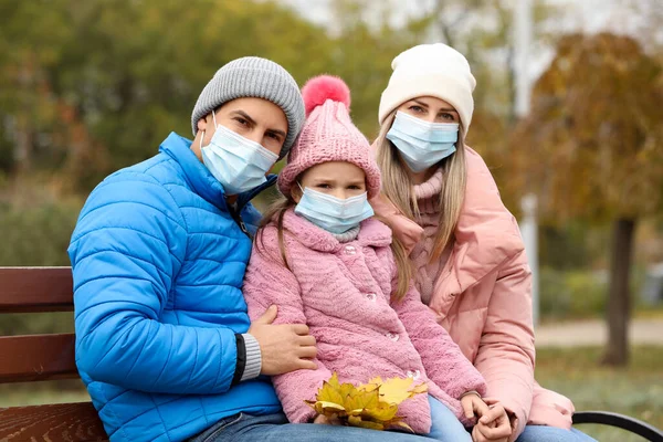 Familia Máscaras Médicas Pasar Tiempo Aire Libre Día Otoño Medidas — Foto de Stock