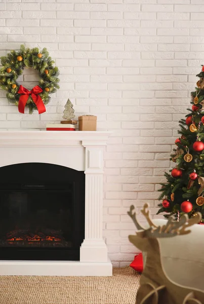 クリスマスのために装飾されたリビングルームの近代的な暖炉 — ストック写真