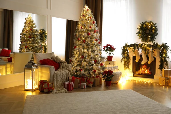 Stijlvol Interieur Met Open Haard Mooie Kerstboom — Stockfoto