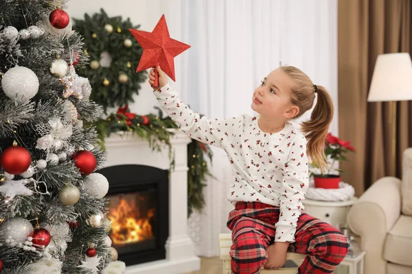 Bambina Con Topper Stella Vicino All Albero Natale Chiuso — Foto Stock