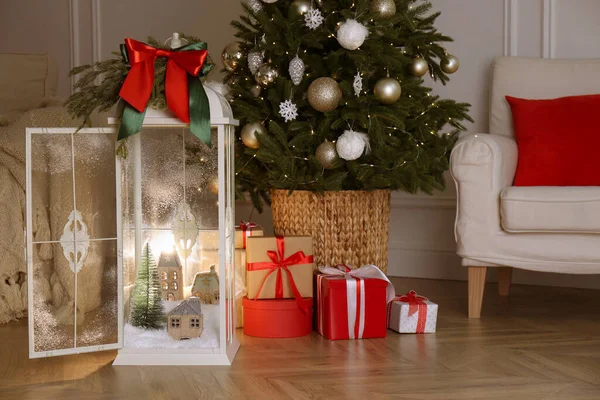 Lâmpada Bonita Com Composição Festiva Perto Árvore Natal Dentro Casa — Fotografia de Stock
