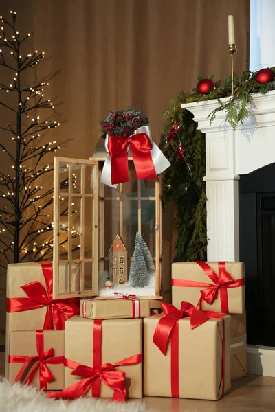 아름다운 크리스마스 등불과 장식이 벽난로 근처의 선물들 — 스톡 사진