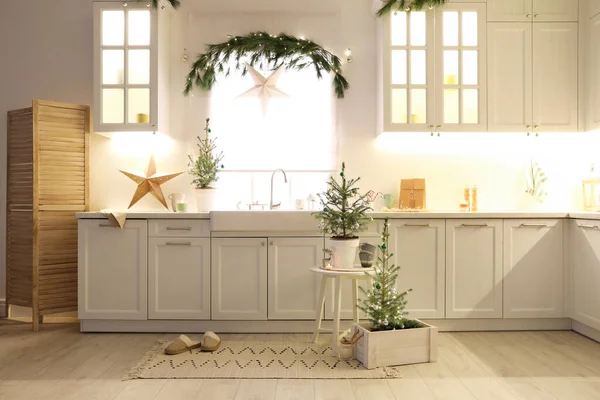 Küçük Noel Ağaçları Mutfakta Şenlikli Bir Dekor — Stok fotoğraf
