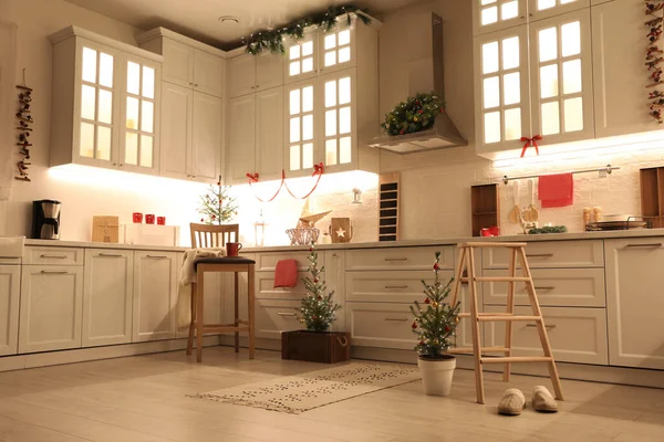 Kleine Kerstbomen Feestelijk Decor Keuken — Stockfoto