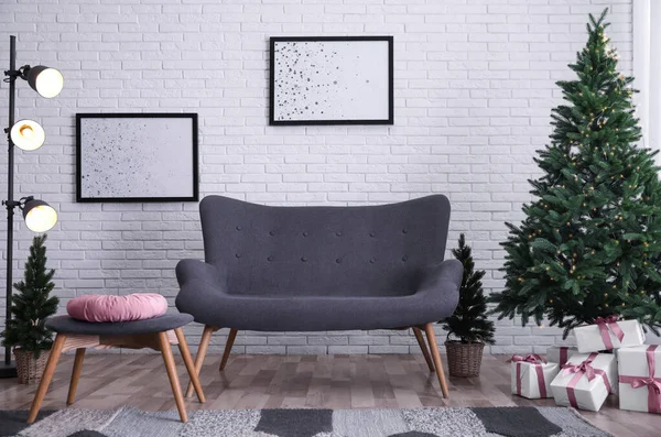 Interior Sala Com Bela Árvore Natal Sofá Confortável — Fotografia de Stock