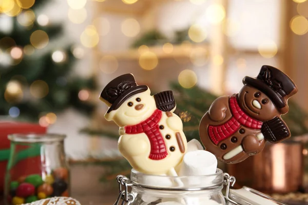 Vtipné Čokoládové Bonbóny Sněhuláků Skleněné Sklenici Marshmallows Detailní Záběr — Stock fotografie