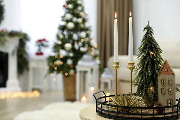 Prachtige Kerstcompositie Met Brandende Kaarsen Tafel Binnen — Stockfoto