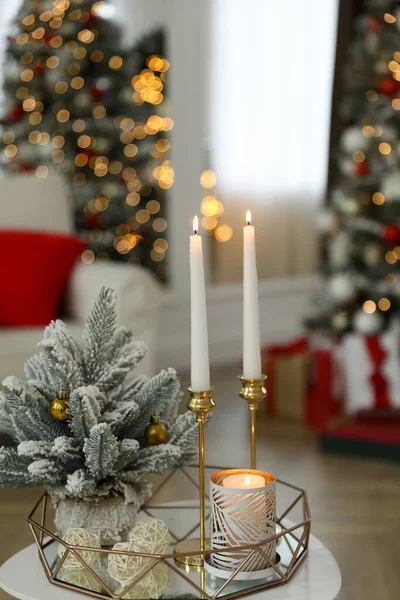 Prachtige Kerstcompositie Met Brandende Kaarsen Tafel Binnen — Stockfoto