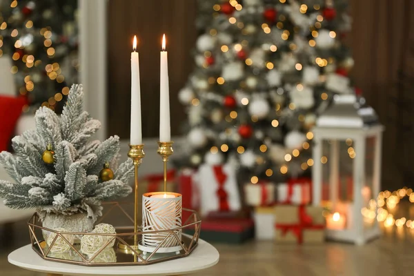 Prachtige Kerstcompositie Met Brandende Kaarsen Tafel Binnen — Stockfoto