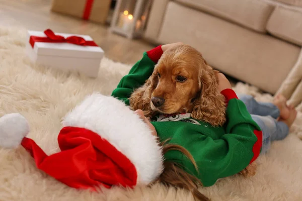 Lindo Niño Pequeño Traje Navidad Con Inglés Cocker Spaniel Casa —  Fotos de Stock