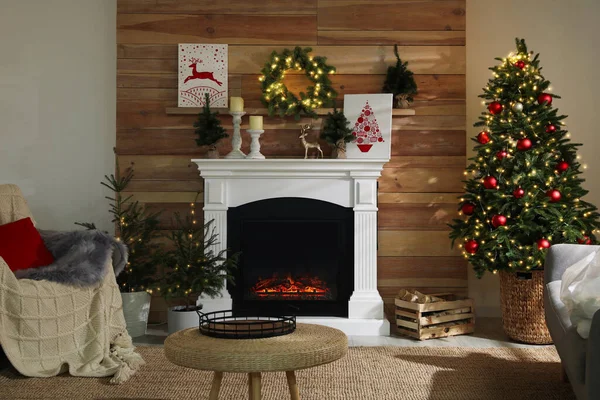 クリスマスのために装飾された美しいリビングルームで暖炉 — ストック写真