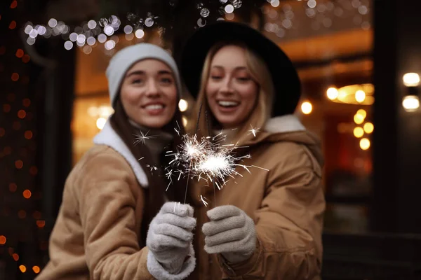 Щасливі Молоді Жінки Блискітками Зимовому Ярмарку — стокове фото