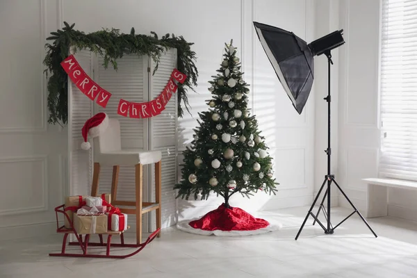Bela Zona Fotográfica Com Equipamento Profissional Árvore Natal Decorada — Fotografia de Stock